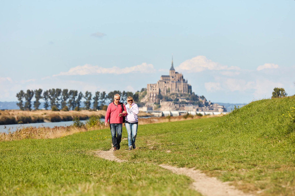 Couple walking along the Couesnon