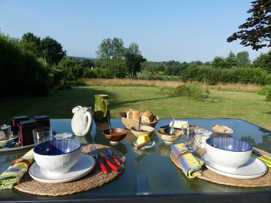 Petit-dejeuner-face-au-jardin
