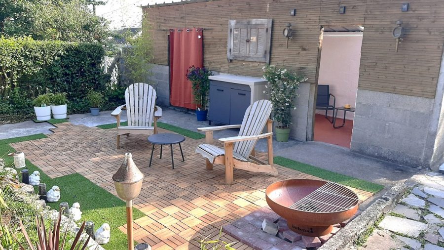 Pontorson-Les-Cabanes-de-la-Bee-terrasse