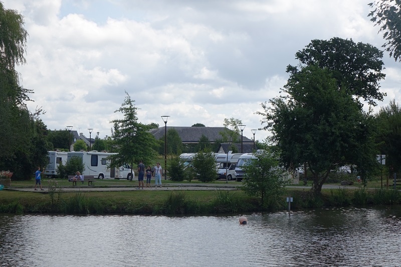 Aire de stationnement et de services au Plan d’eau