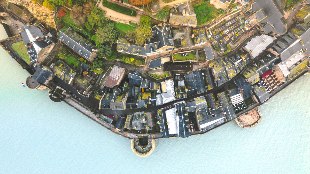 Drone au dessus du village du Mont Saint-Michel