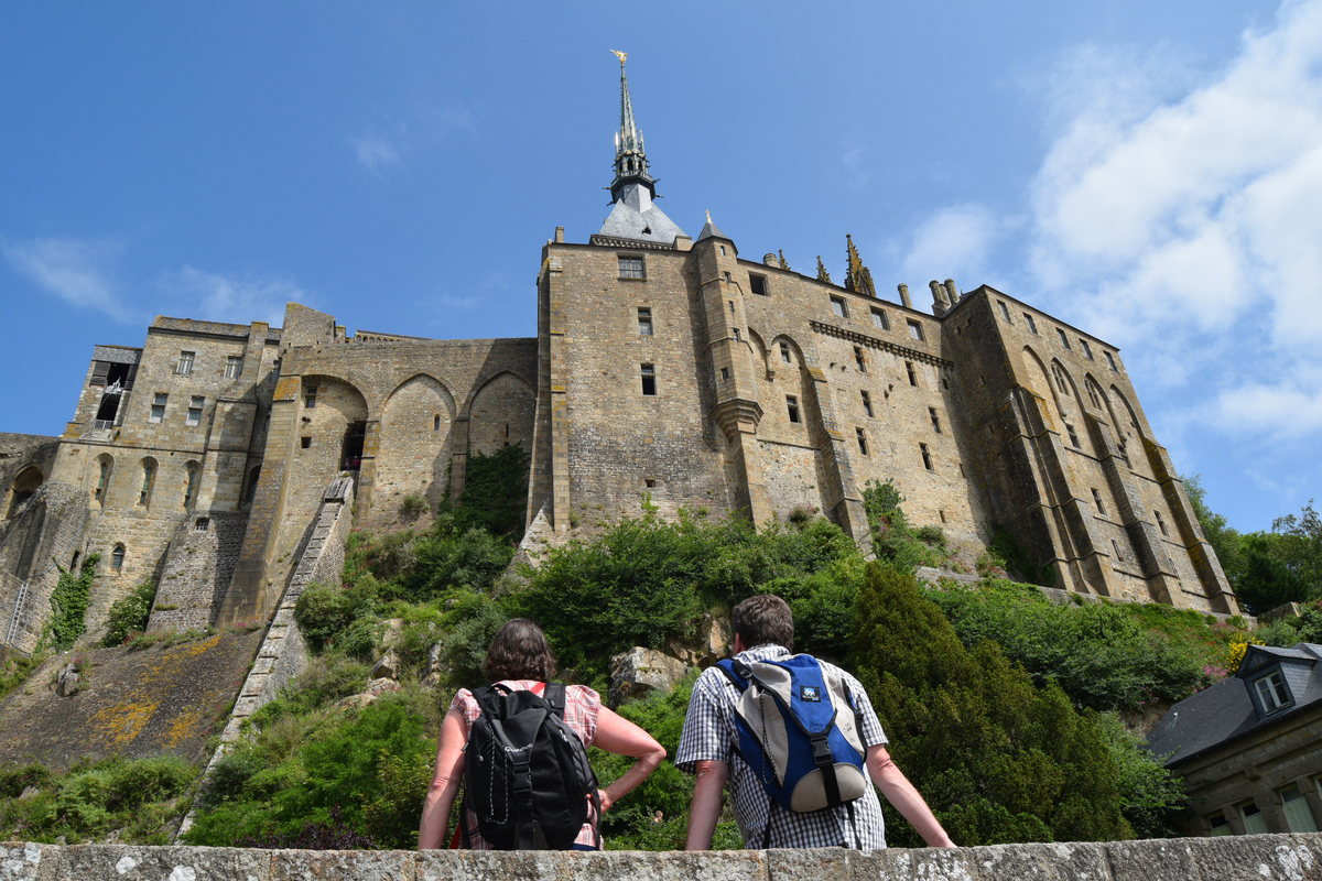 Visitantes ante el Mont Saint-Michel