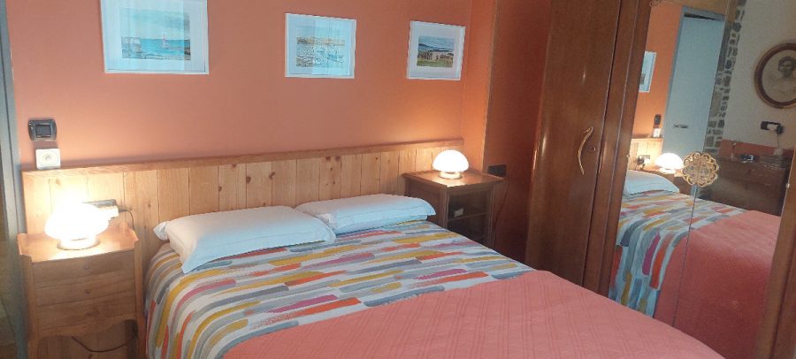 Chambre-lit-double-cote-jardin