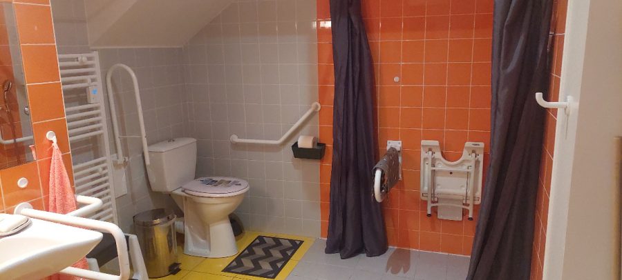Salle-d-eau-accessible-PMR