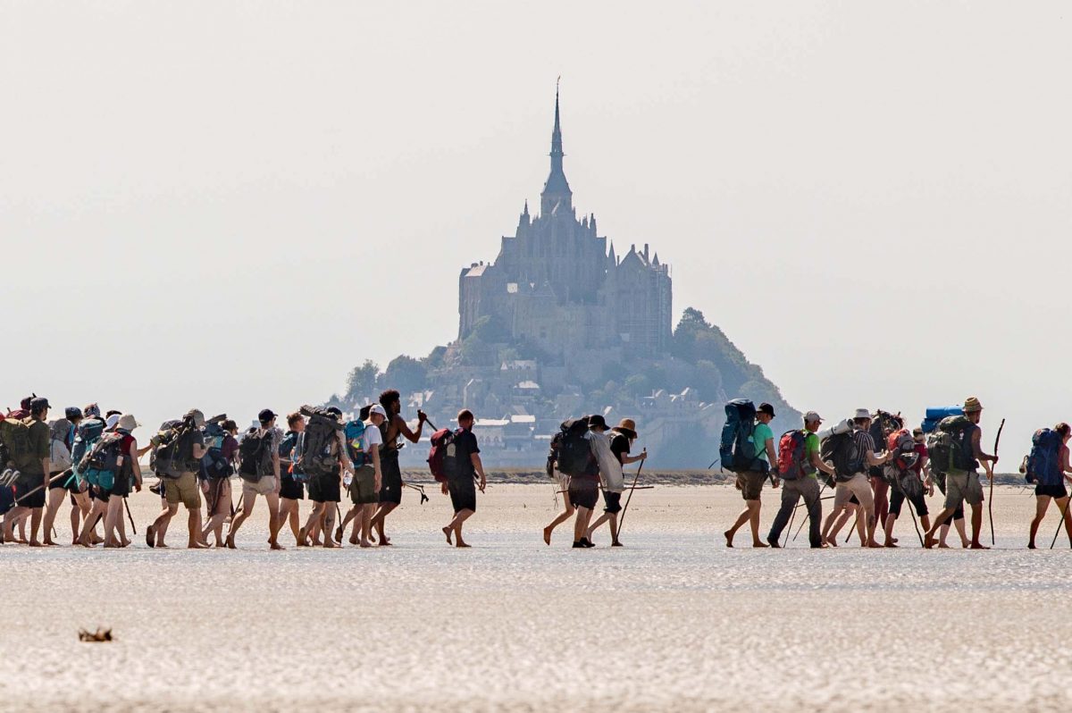 pelerins en traversée de la baie