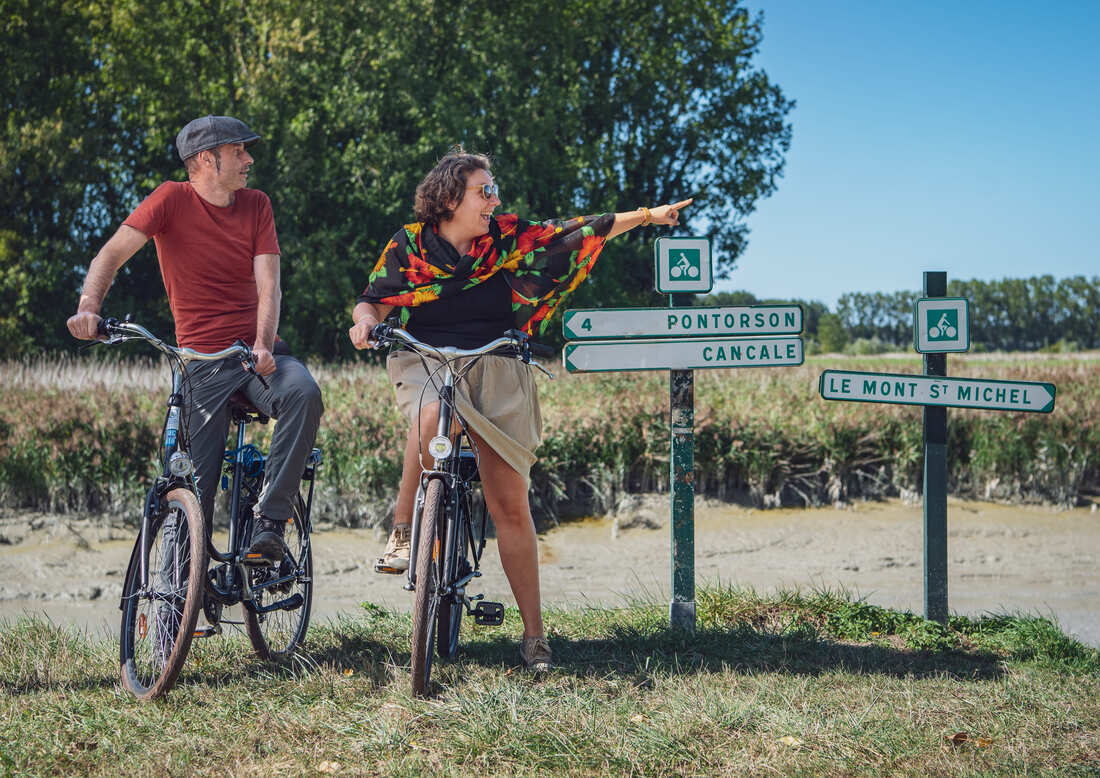 Panneau de direction à une intersection