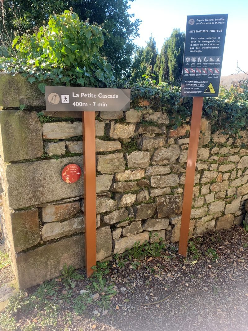 chemin entre les cascades