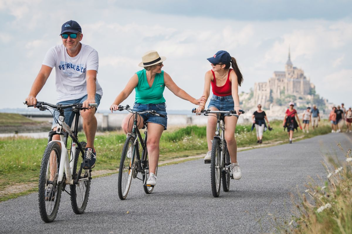 Velo sur la voie verte au Mont Saint Michel