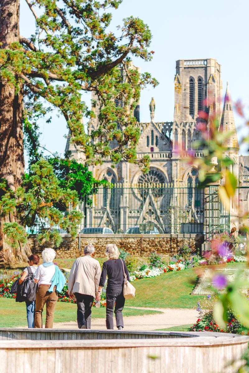 Vue depuis le jardin des plantes d'Avranches vers l'église