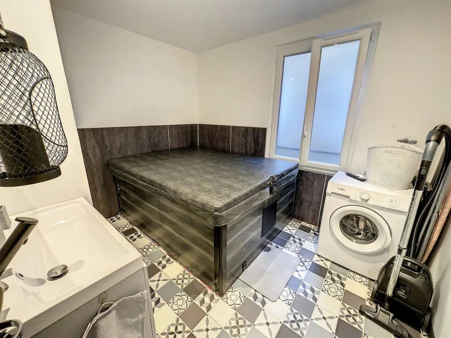 Avranches-goutte-legros-appartement-jacuzzi-interieur-8