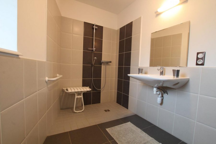 G412-6feb3547f50540bea27c815157883381