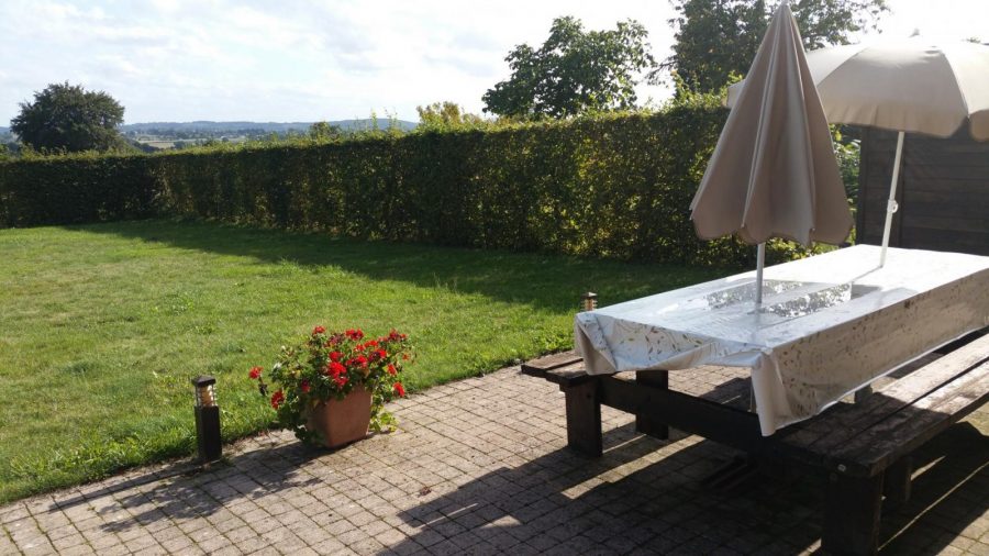 G652-4267e27d536b43de842df657372a23ad