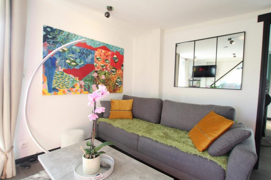 H8367-0213d59f86c2445bab392ebf59d79f1e