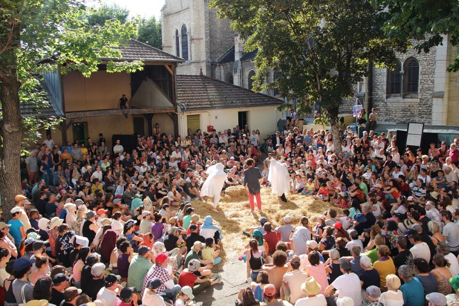 SaisonCulturelle-Le-Mariage-Force-800-LITRES-DE-PAILLE-Copyright-Cedric-Brachet