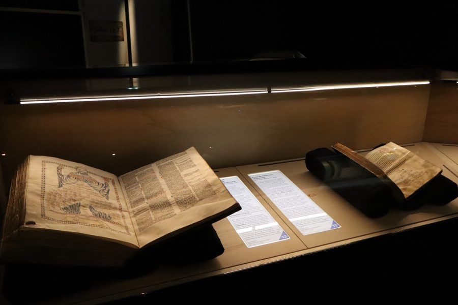 Visite-les-manuscrits-du-tresor-2025-scriptorial-Avranches